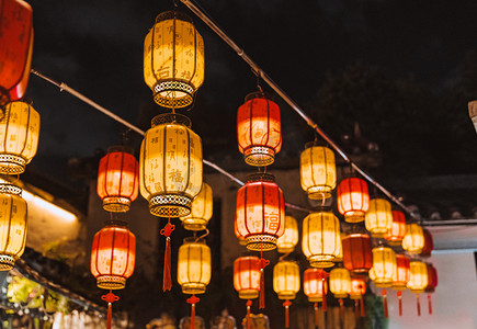 挂着灯笼的古寺摄影照片_中式古典灯笼喜庆夜景摄影图配图