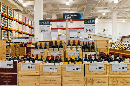 超市酒水区上午进口红酒货架超市摄影摄影图配图