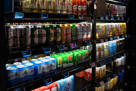 超市啤酒陈列下午啤酒陈列超市摄影摄影图配图