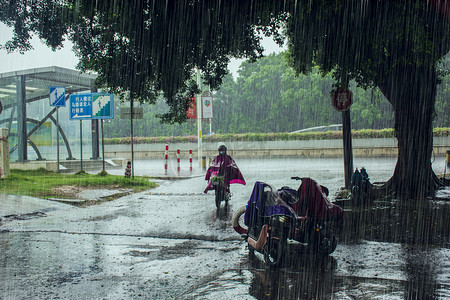 秋雨摄影照片_白天户外司机在暴雨中行驶摄影图配图