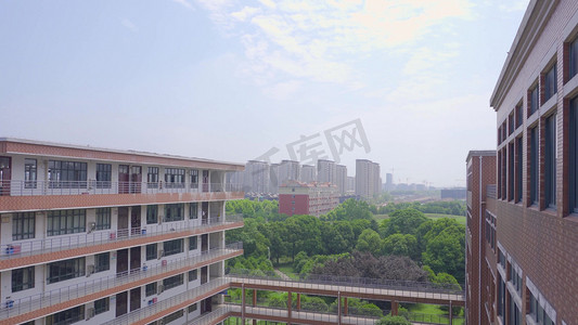 风景摄影照片_实拍大学校园教学楼校园场景