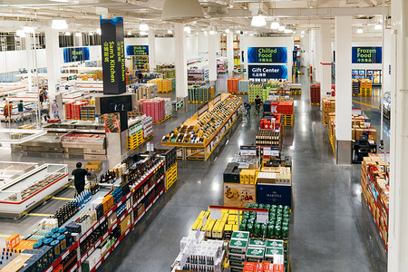 商场货架摄影照片_大型购物超市上午超市内景超市摄影摄影图配图