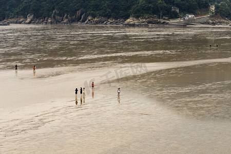 沙滩赶海的人下午人物海滩无摄影图配图