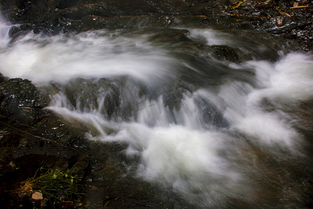 清远古龙峡瀑布群溪水流淌摄影图配图