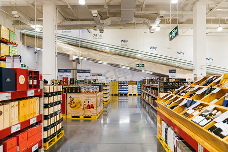 超市酒水区红酒货架超市摄影摄影图配图