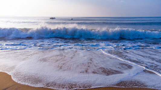 冷色调摄影照片_海浪白天海浪海边赶海摄影图配图