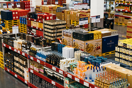进口超市上午进口酒水区超市摄影摄影图配图