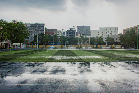 体育足球场摄影照片_白天户外雨后学校操场摄影图配图