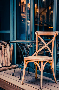 文艺复古露台桌子木椅摄影图配图