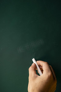 教室黑板上白色粉笔手拿拍摄摄影图配图