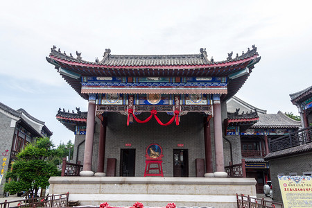 戏台摄影照片_环翠楼景区白天露天戏台室外旅游摄影图配图