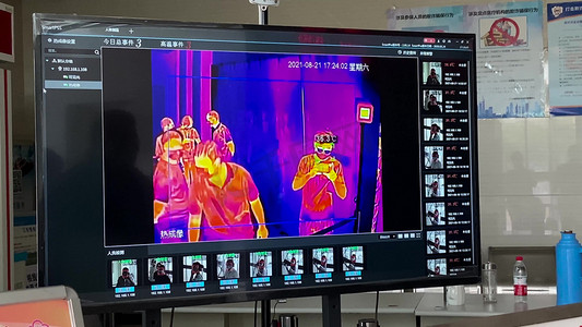 数据展厅大屏样机摄影照片_实拍疫情期间医院实时测温热成像大屏系统