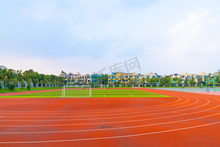 体育馆摄影照片_学校塑胶跑道运动场下午塑胶跑道学校摄影摄影图配图