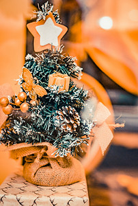 橘色装饰摄影照片_文艺圣诞树礼物圣诞节装饰摄影图配图