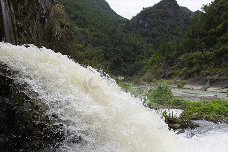 水库泄洪下午水山里无摄影图配图