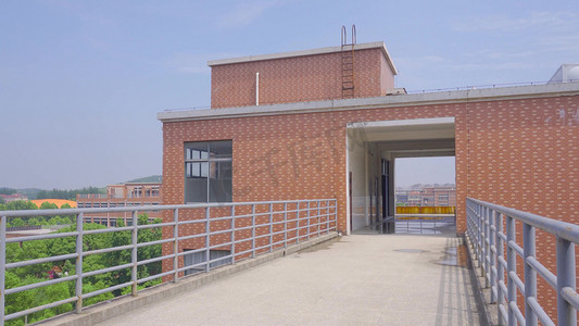 实拍大学校园教学楼校园楼顶