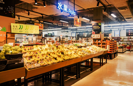 展架新店开业摄影照片_香蕉水果超市购物卖场摄影图配图