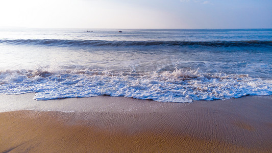 浪花摄影照片_浪花白天浪花海边浪花摄影图配图