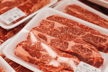 牛肉火锅手绘摄影照片_超市鲜肉上午进口牛肉超市摄影摄影图配图