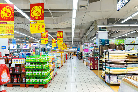 大型超市下午日用品陈列超市摄影摄影图配图