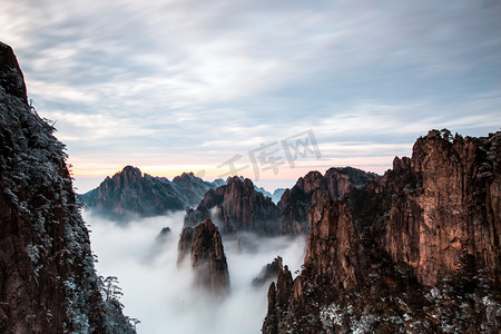 黄山峡谷冬天雪景图片户外高视角摄影图配图