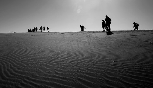 人物黑白摄影照片_沙漠户外上午沙漠黑白素材摄影图配图