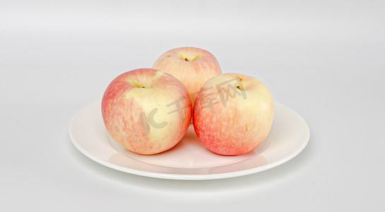 新鲜清甜水果白昼一盘苹果室内影棚拍摄摄影图配图