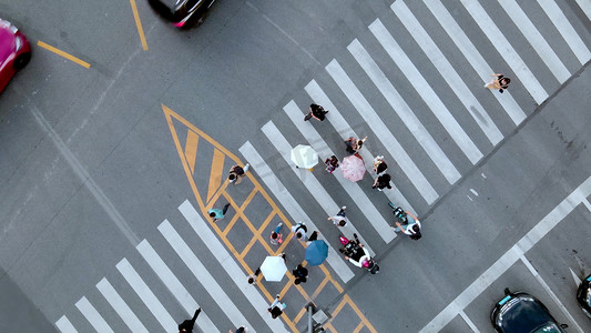 城市公路人群过斑马线