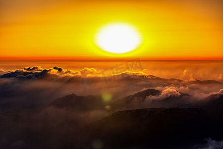 冬日凌晨太阳山区飘动摄影图配图