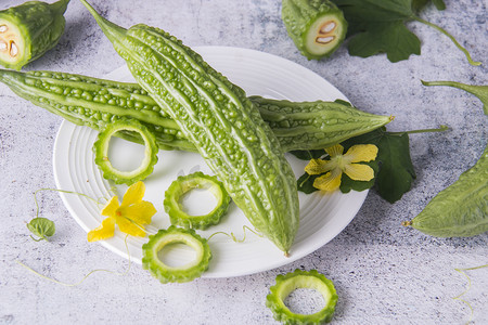 食品静物摄影照片_有机蔬菜白天苦瓜室内静物摆拍摄影图配图