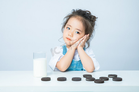 喝小孩摄影照片_可爱儿童白天小女孩室内托着脸摄影图配图