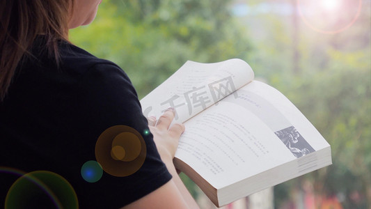 背影意境摄影照片_女孩户外翻书看书背影意境