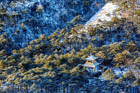 旅游雪景摄影照片_冬季游玩黄昏亭子山区摇动摄影图配图