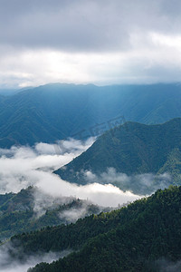 海拔摄影照片_秋天雨后高山云海照片户外高视角摄影图配图