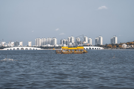 清风湖湖面上景点打卡黄色观光船摄影图配图