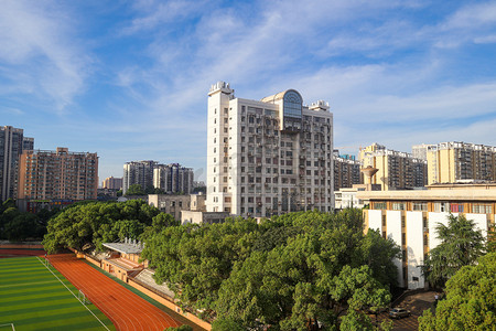 校园景色摄影照片_校园外拍校园风景大学校园俯拍摄影图配图