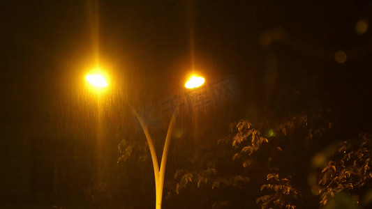 路边路灯夜雨下雨