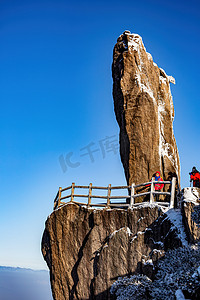 自然风景摄影照片_冬季游玩晨曦岩石山区飘动摄影图配图