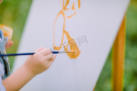 儿童节摄影照片_艺术启蒙白天写生画板和颜料户外草坪画画摄影图配图
