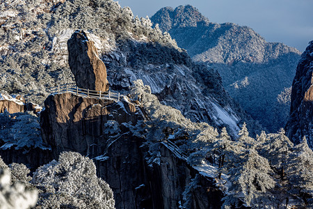 自然风景摄影照片_冬季游玩下午岩石山区摇动摄影图配图