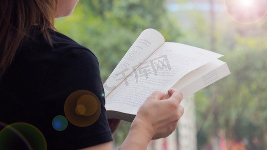 女孩户外翻书看书背影意境