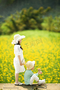 唯美治愈摄影照片_宝宝在油菜花田唯美的侧面照摄影图配图