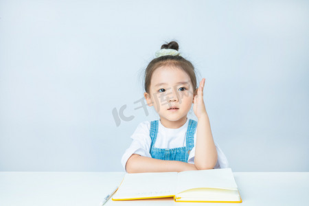 暑期摄影照片_线上教育白天上课的小女孩室内举手摄影图配图