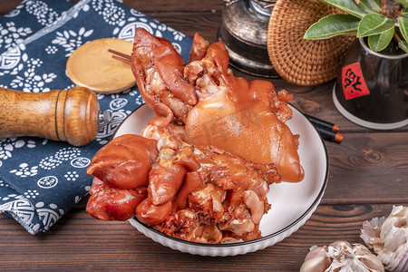 卤肉广告摄影照片_美味猪蹄卤肉食材食品摄影图配图