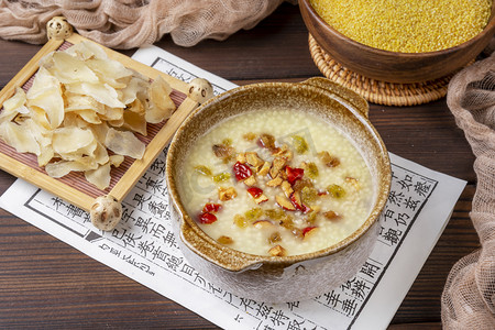 中式早餐摄影照片_中式传统食物养胃小米粥摄影图配图