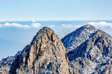 冬季出游摄影照片_冬日出游早晨雪山山区飘动摄影图配图