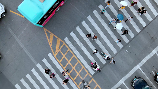 城市公路人群过斑马线