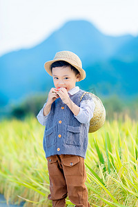 背着背篼吃西瓜的小男孩摄影图配图
