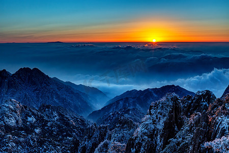 小雪风景图摄影照片_冬季游玩凌晨山峰山区摇动摄影图配图