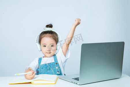 儿童教育扁平摄影照片_线上教育白天小女孩室内举起手加油摄影图配图
